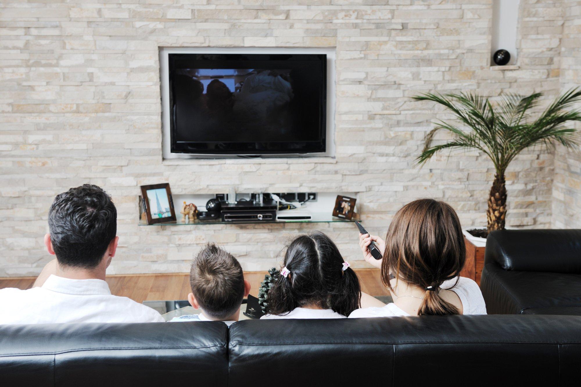 Телевизор читает видео. Человек телевизор. Около телевизора. Семья у телевизора.